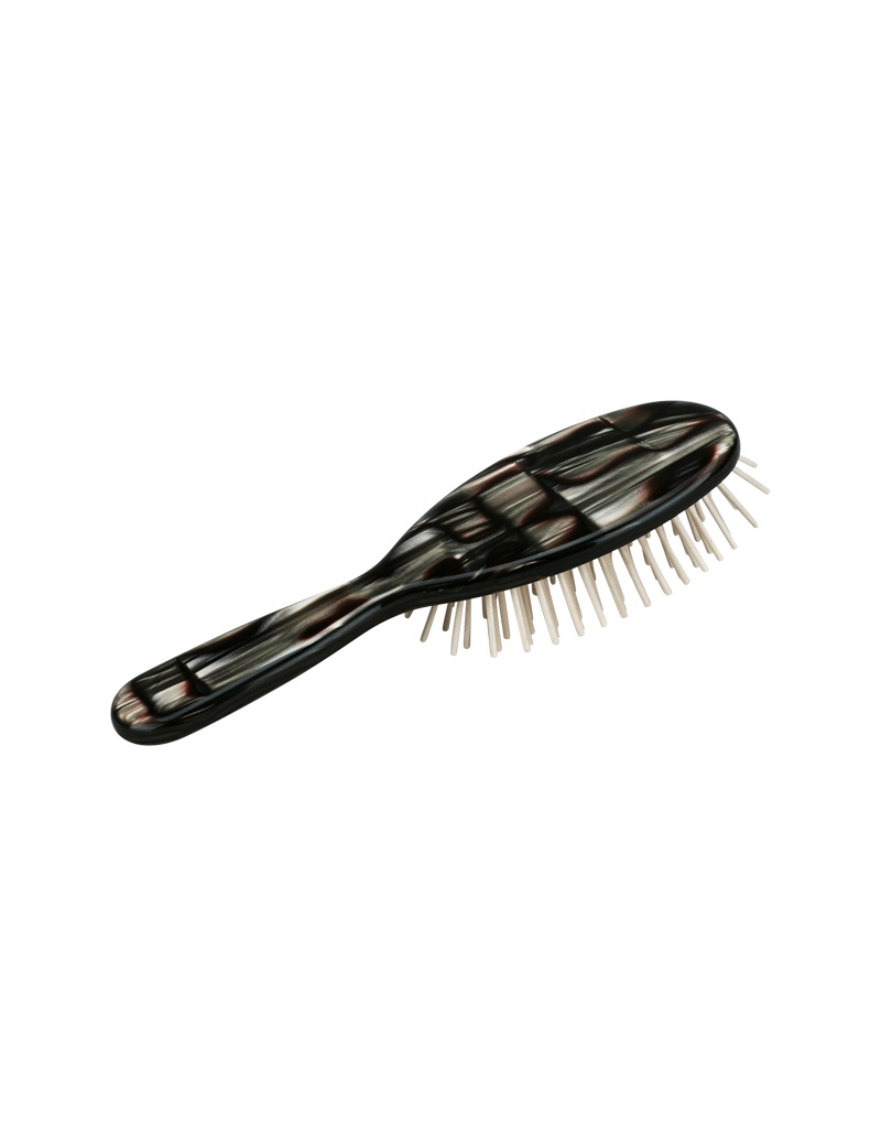 Cette brosse à cheveux écologique à la forme originale assainit